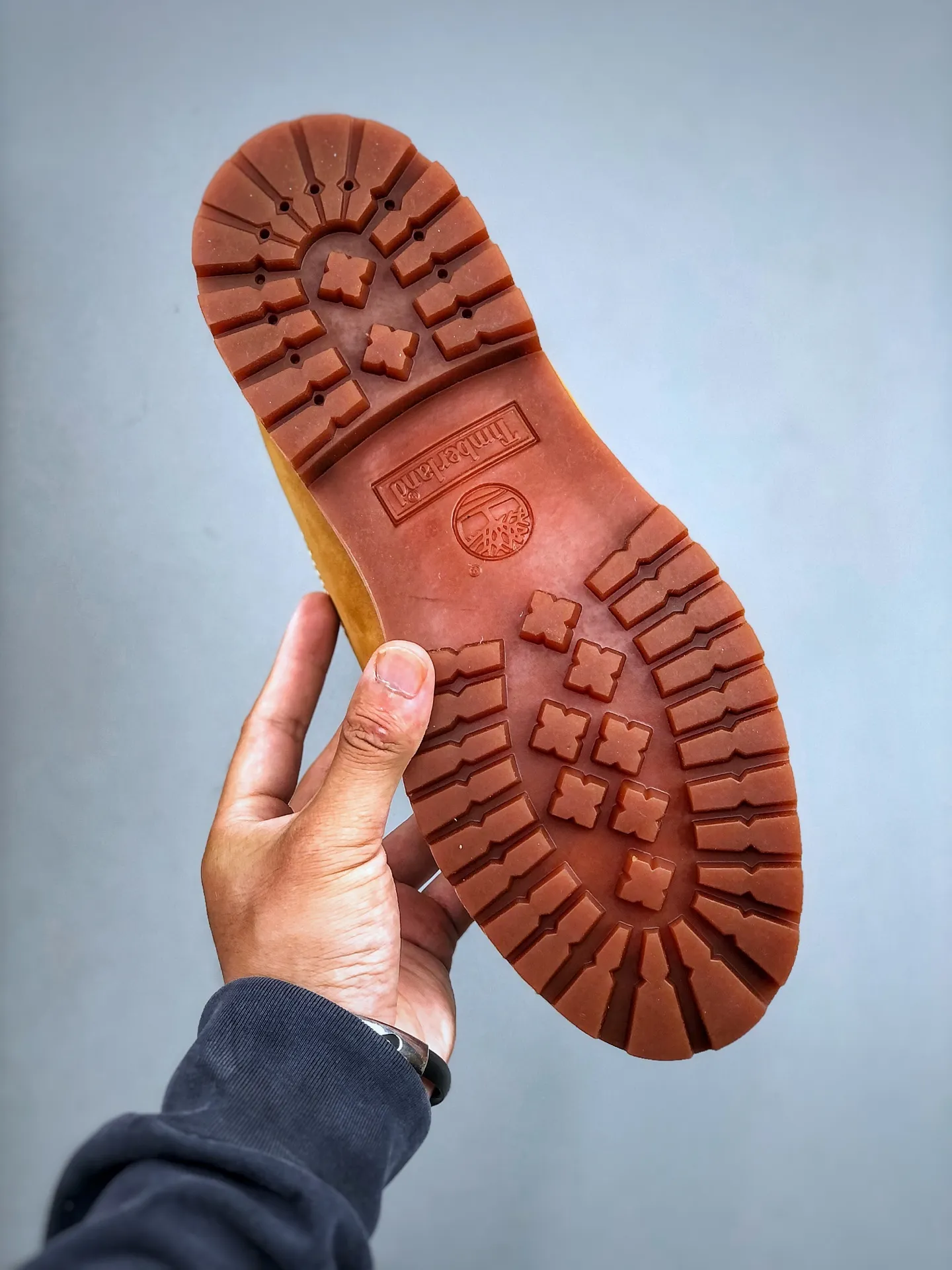 Local self-pickup 💰700 supports store placement, you can get the pure and original top quality, one-to-one original development version, Timberland, not bad at kicking/classic mid-top yellow 23061 Produced by the original channel of Zhongshan Baoyuan, the top-notch technology is newly upgraded, it can be called a genuine copy machine, the original imported waterproof leather, the original anti-counterfeiting label, the purple light can be scanned, the computer sewing line, the four lines are aligned, the horizontal folding is dynamic and water-repellent, the top genuine consistent injection molding process Art Rubber non-slip outsole resists cold and cracks Authentic and consistent all-leather collar/lining/shoes Equipped with anti-fatigue shock-absorbing honeycomb insole Highly comfortable Full set of original packaging accessories (comes with shoelaces, cleaning eraser, and counter bag) Size: 35 36 37 38 39 39.5 40 41 42 43 44 45 Men’s size runs one size larger